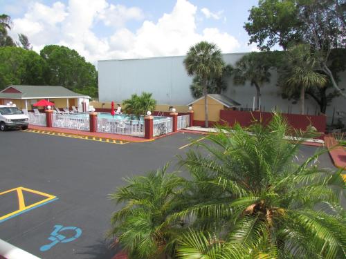 游泳池, 邁爾斯堡溫德姆豪生酒店 (Howard Johnson by Wyndham Ft. Myers FL) in 邁爾斯堡 (FL)