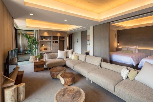Suite, executive, mountain view, lake view