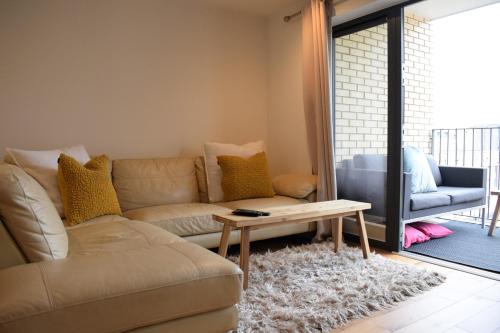 2 Bedroom Apartment With Parking In Camberwell, Vauxhall, London