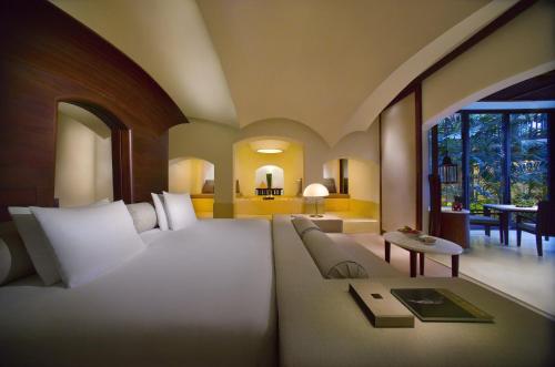 Pool Suite image 3