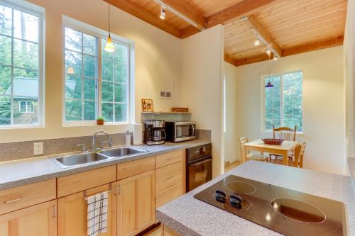 Camano Writer's Cottage - image 3