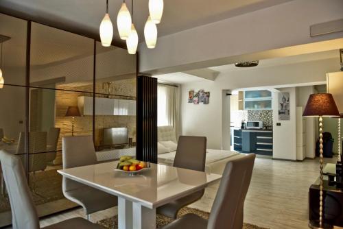 Eric Apartment 100