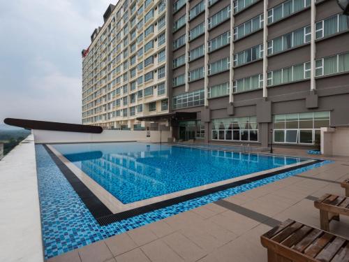 Swimming pool, Hotel Holmes Gelang Patah in Pulai