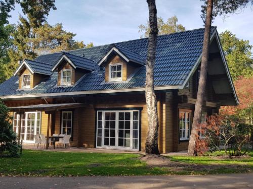 Beautiful house with whirlpool on the edge of the forest