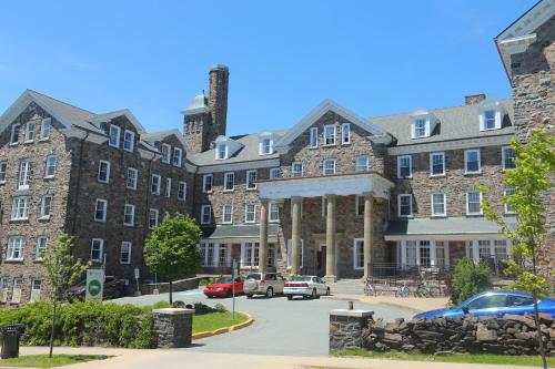 Shirreff Hall Single Room with Shared Bathroom