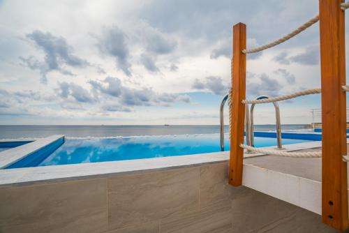 The Sea-Bank Villa Apartments 3