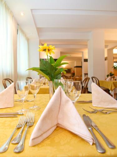 مطعم, Hotel Bristol in وسط مدينة ريفا ديل جاردا