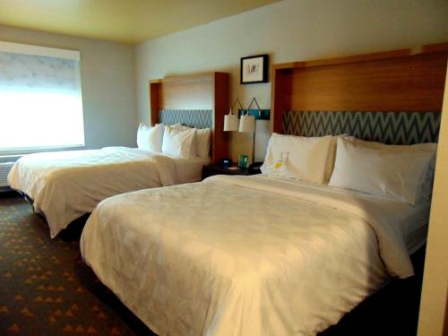 2 queen beds