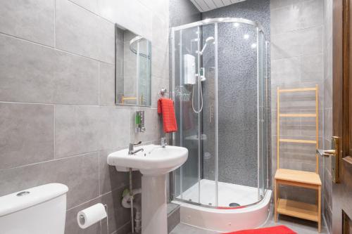 Fraser Apartment - image 4
