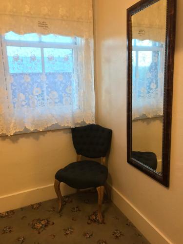 Hotel Sutter Room Type - Queen Room