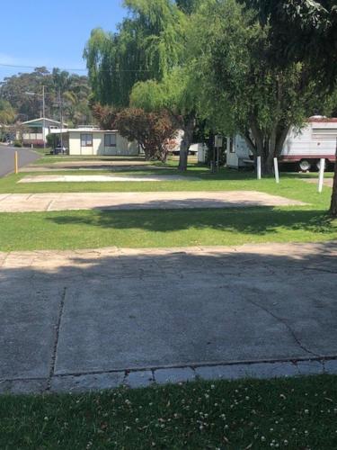 Pleasurelea Tourist Resort & Caravan Park Pleasurelea Tourist Resort & Caravan Park is a popular choice amongst travelers in Batemans Bay, whether exploring or just passing through. The hotel offers a high standard of service and amenities to