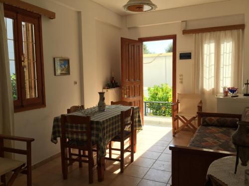 المرافق, Livanina apartments in Kampos Marathokampou