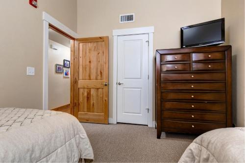 3BR Condo at Bear Hollow Village - image 2
