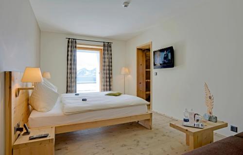 2 twin beds, 1 sofa bed