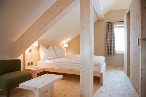2 twin beds, 1 sofa bed