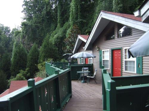 شرفة/ تراس, Black Forest Bed & Breakfast in هيلين - جورجيا