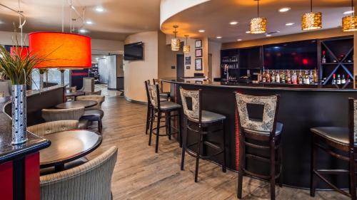 Bar/lounge, Best Western Premier Crown Chase Inn and Suites in Denton