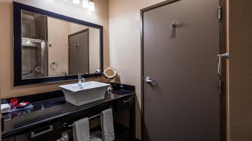 Best Western Premier Crown Chase Inn & Suites