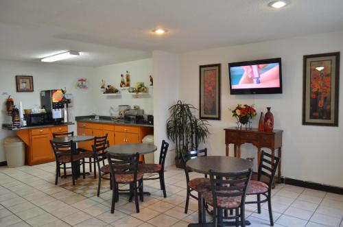 Super 8 By Wyndham Neosho Photo 8