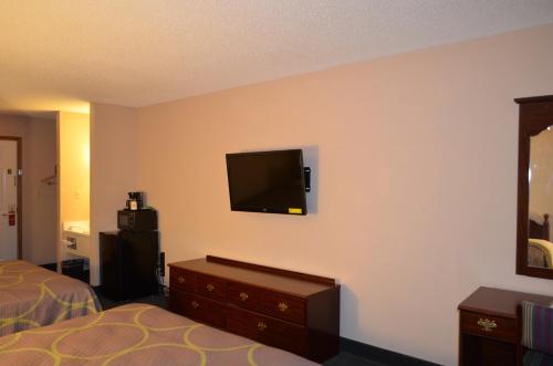 Super 8 By Wyndham Neosho Photo 15