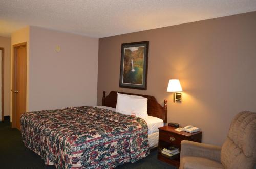 Super 8 By Wyndham Neosho Photo 11