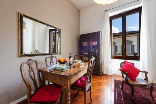  Renovated 19th-Century Apartment in an Authentic Area, Pension in Florenz