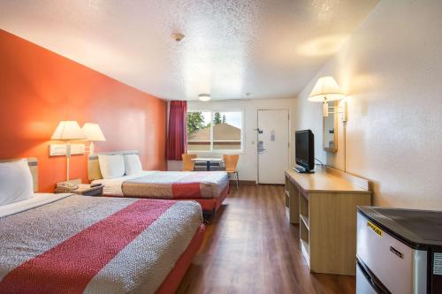 2 queen beds