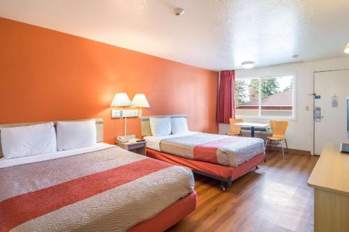 Motel 6-Vancouver, WA Motel 6 Vancouver is a popular choice amongst travelers in Vancouver (WA), whether exploring or just passing through. The hotel offers a wide range of amenities and perks to ensure you have a great ti