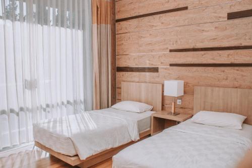 2 twin beds