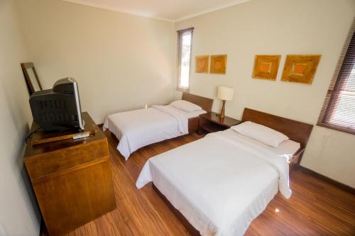 2 bedrooms, 6 beds