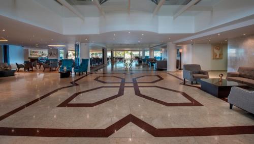 Queens Bay Hotel - image 4