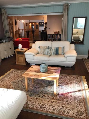 Vollie House with Hot Tub, Sauna & Log Burner in Penpont