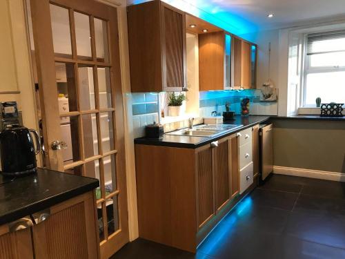 Vollie House with Hot Tub, Sauna & Log Burner in Penpont