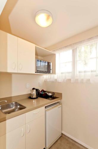 廚房, 克隆尼汽車旅館 (Colonial Inn Motel) in 梅裏韋爾