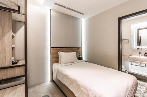 Standard Single Room image 4