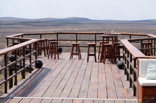 陽台/露台, 岡瓦納埃托沙野生動物山林小屋 (Gondwana Etosha Safari Lodge) in 奧喬