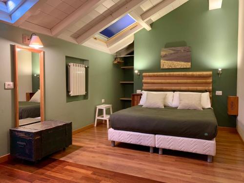 2 twin beds, 1 sofa bed