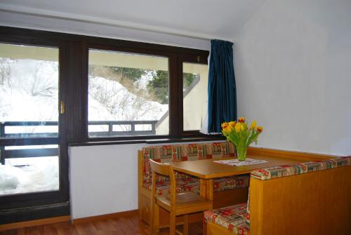 2 bedrooms, 4 beds