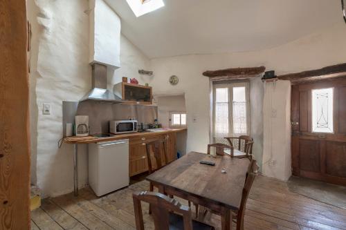 廚房, La maison d'Angèle (La maison d'Angele) in 聖厄拉利耶德塞爾農