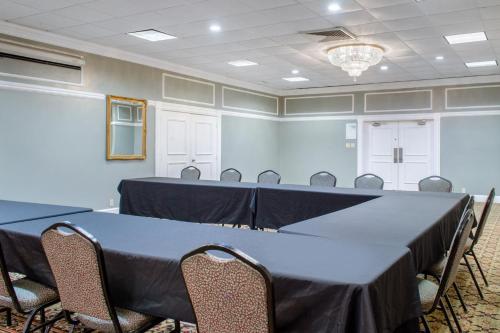 Ramada by Wyndham Shreveport Airport - image 2