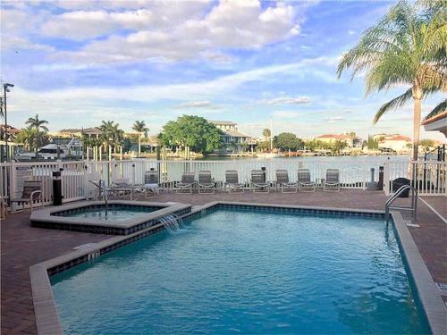 Luxury 5 Star Condominium Water Front 3 Beds 2 Bath Pool Hot-Tub Beach And City Views