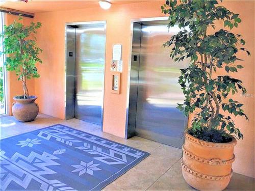 Luxury 5 Star Condominium Water Front 3 Beds 2 Bath Pool Hot-Tub Beach And City Views in Clearwater Beach, USA