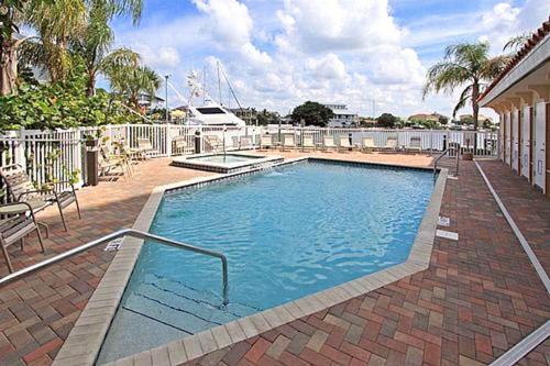 Luxury 5 Star Condominium Water Front 3 Beds 2 Bath Pool Hot-Tub Beach And City Views