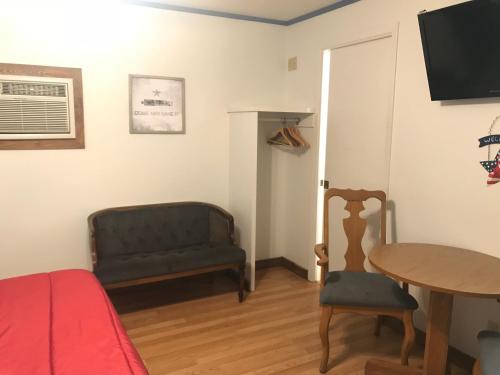 Deluxe Queen Room with Kitchenette image 10