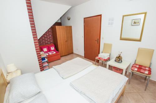 Studio Apartment image 7