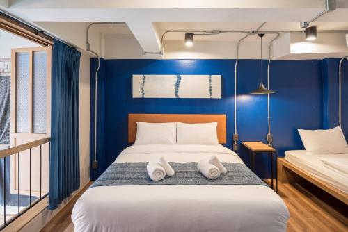 room detail thumbnail 2