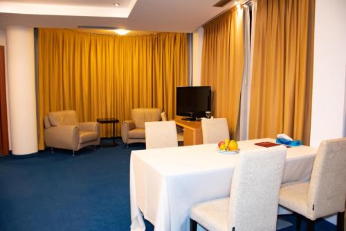 ห้องส่วนกลางสำหรับนั่งเล่น/ดูทีวี, แอร์พอร์ต โฮเต็ล ติรานา (Airport Hotel Tirana) in รินาส