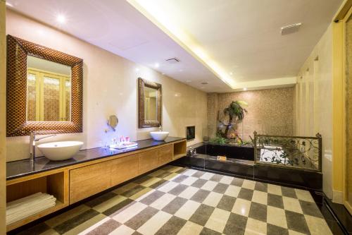 room detail thumbnail 2