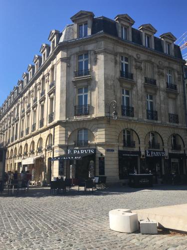 Bedinreims "Burgundy Bottle" 110m2 Exceptional, 4 Chambres Doubles, 2 Bain, Free Park & Wifi, Tout E - Reims