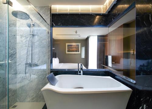 room detail thumbnail 2